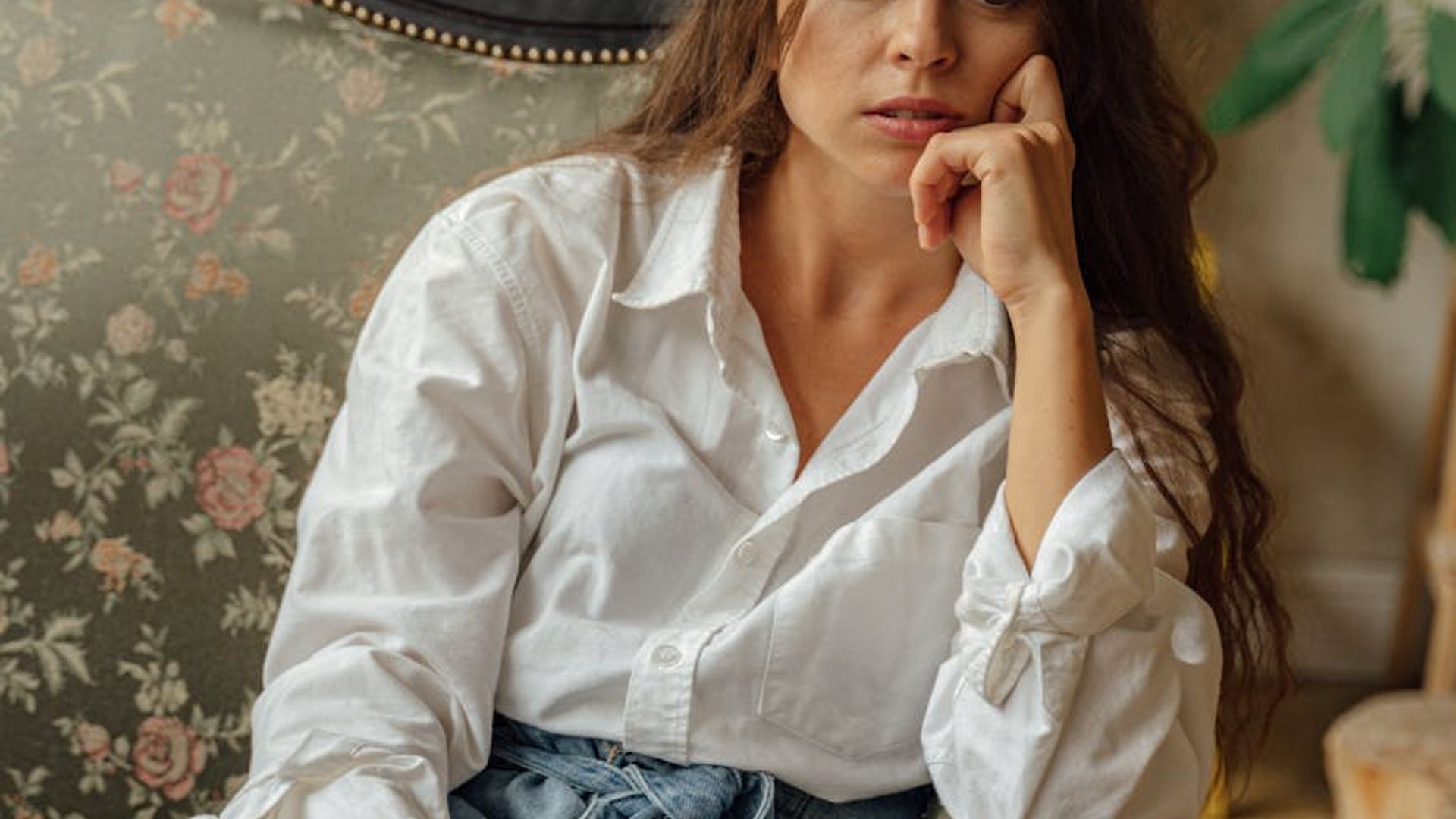 Serene and spacious room with soft light, perfect for mindful practice.